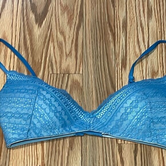 Victoria’s Secret, no wire blue lace bra, 32D - Picture 2 of 6